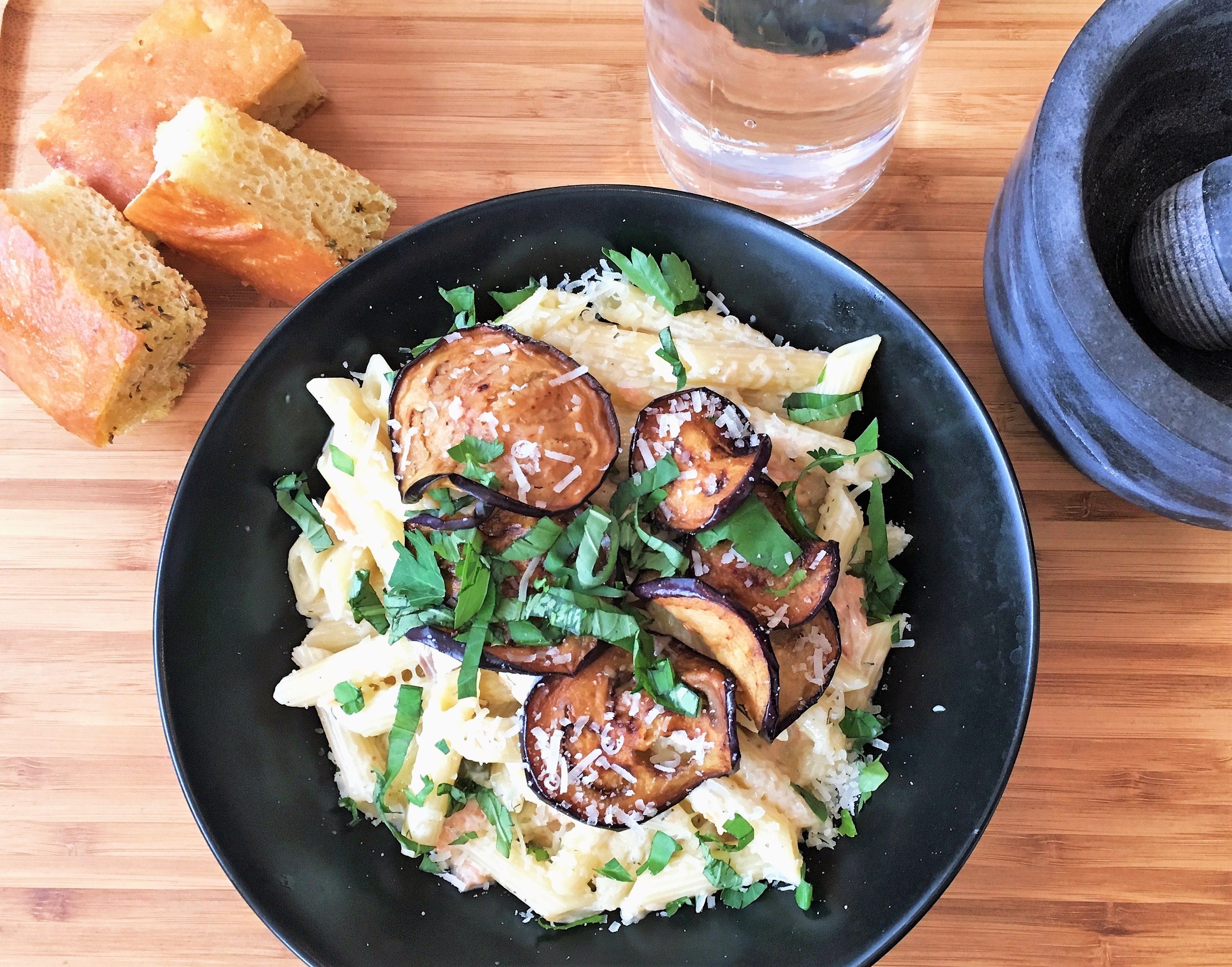Pâtes fraîches au saumon et aubergines grillées - ALLEGRIA Paris